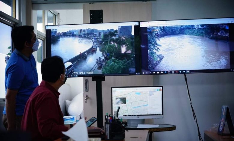 Gubernur Anies memantau banjir dari Pintu Air Manggarai.