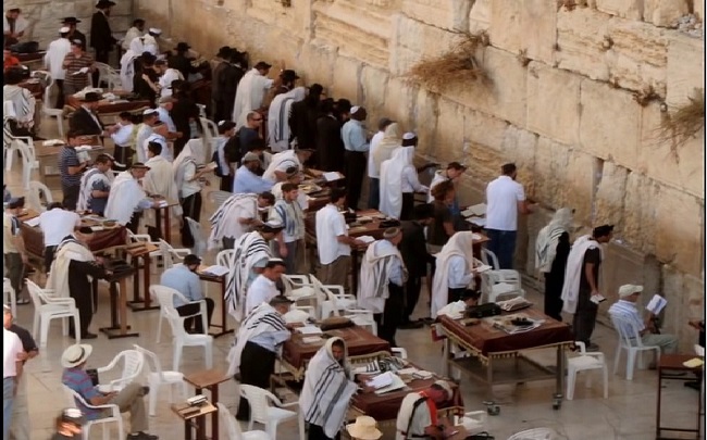 Yuqori jinsiy aloqa pozitsiyalarini egallagan ayol Yalangoch Vika Kuznetsova