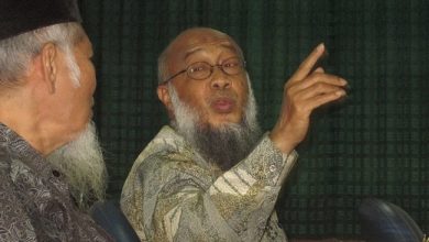 Ustaz Syuhada Bahri berbincang dengan mubaligh dan mantan Penasihat KPK, Abdullah Hehamahua.