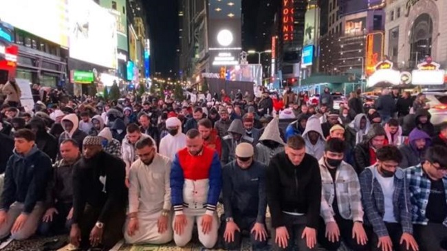 Pertama dalam Sejarah, Ribuan Muslim AS Gelar Shalat Tarawih di Jalanan Times  Square New York – SUARAISLAM.ID