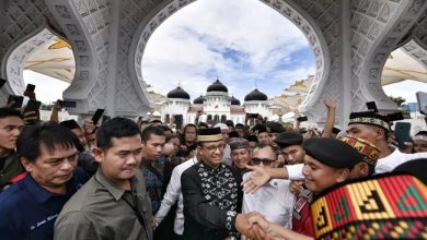 Anies Baswedan usai shalat Jumat di Masjid Raya Baiturrahman, Jumat (02/12/2022)