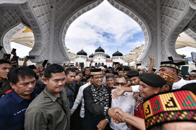 Anies Baswedan usai shalat Jumat di Masjid Raya Baiturrahman, Jumat (02/12/2022)