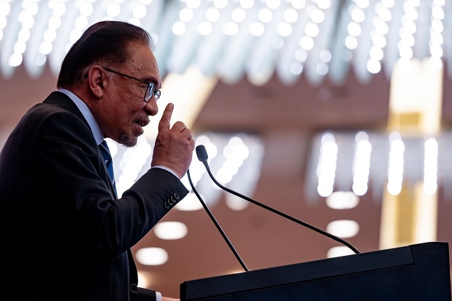 Anwar Ibrahim Merobohkan 'Pohon Beringin Angker' – SUARAISLAM.ID